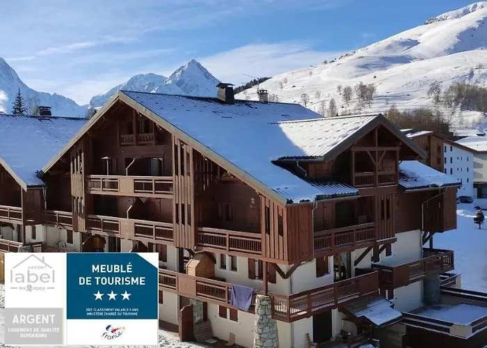 T2 Meublé Tourisme 3 étoiles TOUT CONFORT linge de lit-serviettes-ménage-parking privé avec superbe vue et au pied des pistes